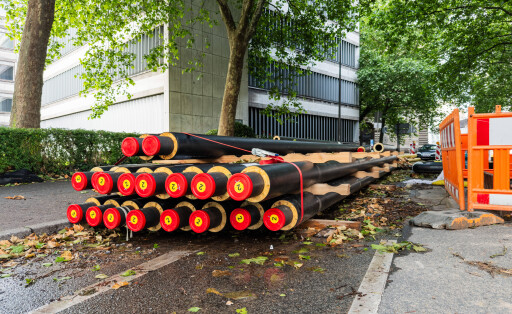 Ein Stapel mit Fernwärme Rohren an einer Baustelle in Wuppertal, Deutschland *** A stack of district heating pipes at a construction site in Wuppertal, Germany