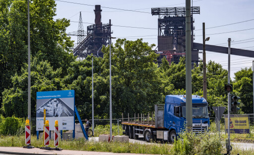 Baustellenschild der ersten Direktreduktionsanlage von Thyssenkrupp Steel, dem Projekt der Klimaneutralen Stahlproduktion, am bestehenden Stahlwerk in Duisburg-Farn, Roheisenproduktion ohne klassischen Hochofen, sondern unter Einsatz von Wasserstoff, soll bis Ende 2027 in Betrieb gehen, NRW, Deutschland Baustelle Grünes Stahlwerk *** Construction site sign for thyssenkrupp Steels first direct reduction plant, the climate-neutral steel production project, at the existing steelworks in Duisburg Farn, pig iron production without a conventional blast furnace but using hydrogen, to go into operation by the end of 2027, NRW, Germany Green steelworks construction site
