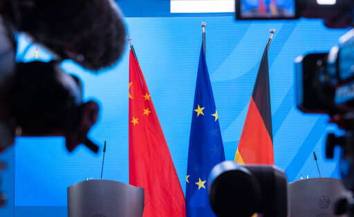 Flaggen der Volksrepbulik China, Europäischen Union und Bundesrepublik Deutschland bei einem Pressetermin im Auswärtigen Amt.