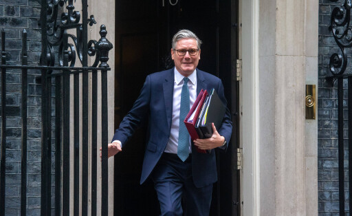 July 2, 2025, London, England, United Kingdom: UK Prime Minister Sir KEIR STARMER stumbles and holds on a rail as he leaves 10 Downing Street ahead of last PMQs in his 1st year in government. London United Kingdom - ZUMAs262 20250702_zip_s262_106 Copyright: Imago/ xTayfunxSalcix