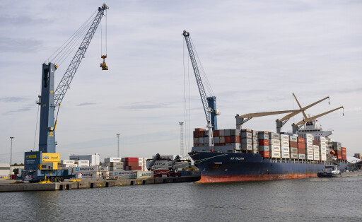 Containerschiff im Hafen von Antwerpen