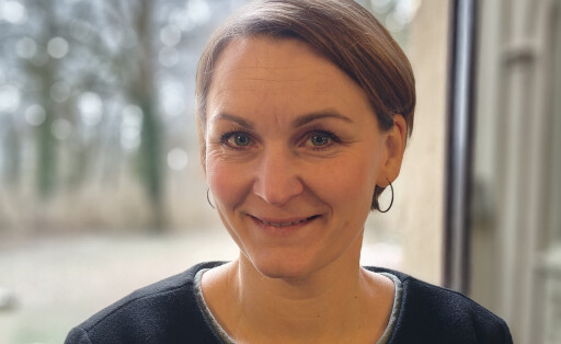 Porträtbild einer Frau mit glatten, kurzen Haaren und einem dunklen Oberteil: Tabea Lissner. Sie schaut direkt in die Kamera.