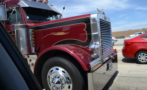 Die Kühlerhaube eines US-amerikanischen Trucks