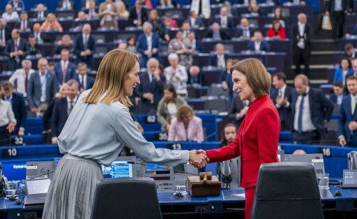 Maia Sandu mit Roberta Metsola.