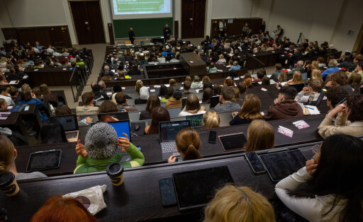 Studenten nehmen an der Einführungveranstaltung im Audimax der Ludwig-Maximilians-Universität teil.