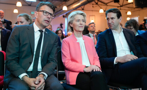 Ursula von der Leyen sitzt zwischen Daniel Caspary und Andreas Jung bei einer Europaveranstaltung der CDU Baden-Württemberg in Karlsruhe