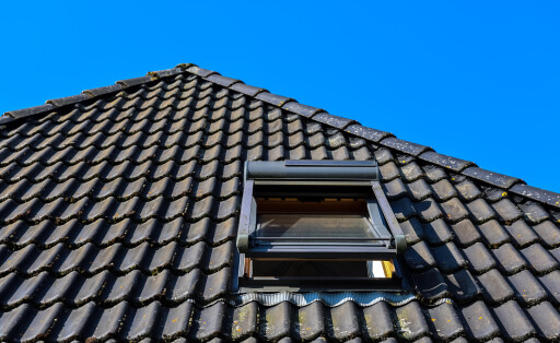 Ziegeldach mit offenem Dachfenster