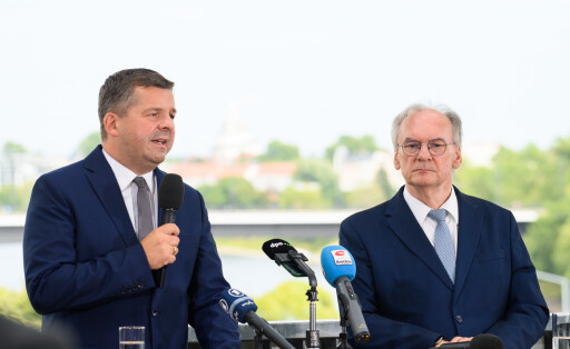 Reiner Haseloff (CDU, r), Ministerpräsident von Sachsen-Anhalt, und Sven Schulze (CDU), Minister für Wirtschaft, Tourismus, Landwirtschaft und Forsten von Sachsen-Anhalt, geben in der Landesgeschäftsstelle der CDU Sachsen-Anhalt eine gemeinsame Pressekonferenz.