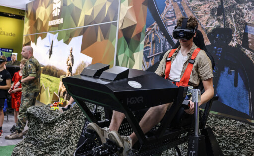 Ein Besucher der Gamescom sitzt am Stand der Bundeswehr in einem Flugsimulator. Die deutsche Armee wirbt auf der Computerspiele Messe Gamescom um Nachwuchs.