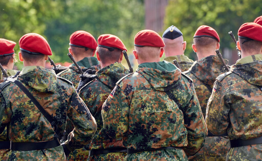 Eine Gruppe von Soldaten der Deutschen Bundeswehr in Tarnuniformen stehen in Formation mit Gewehr Bewaffnet bei einem Militär Appell