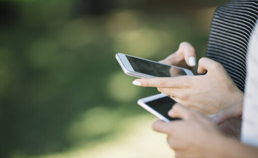 Zwei Hände, die Smartphones halten.