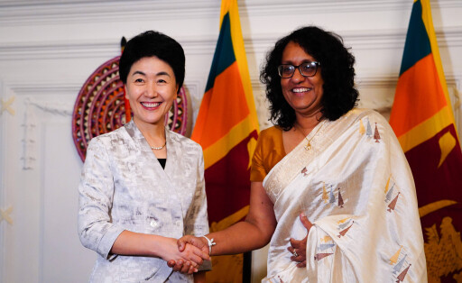 Sun Haiyan, stellvertretende Leiterin der Internationalen Abteilung des Zentralkomitees der Kommunistischen Partei Chinas (KPCh), trifft die srilankische Premierministerin Harini Amarasuriya in Colombo, Sri Lanka 2024