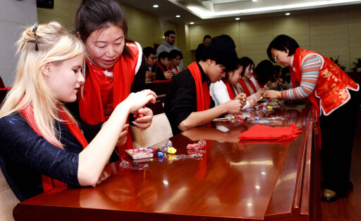 Ein Erbe des immateriellen Kulturerbes lehrt ausländische Studenten an der Jiangsu Ocean University in Lianyungang in der ostchinesischen Provinz Jiangsu die Herstellung von Teigskulpturen