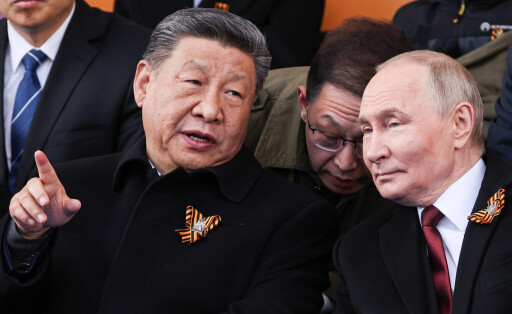 Präsident Wladimir Putin und Chinas Präsident Xi Jinping (R-L vorne) nehmen an der Militärparade zum Tag des Sieges auf dem Roten Platz teil, mit der der 80. Jahrestag des Sieges über Nazi-Deutschland im Zweiten Weltkrieg gefeiert wird