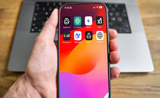 martphone mit geöffnetem App-Menü zeigt verschiedene KI-Anwendungen wie ChatGPT, Gemini, Grok oder Character.AI