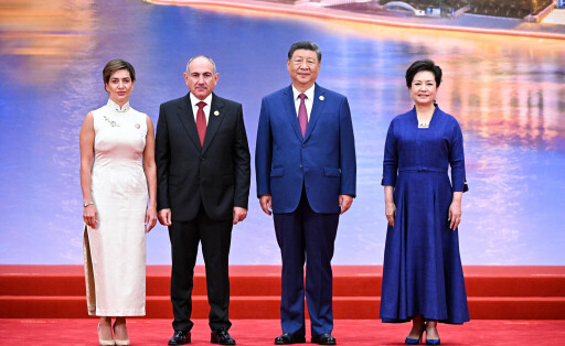 Anna Hakobyan, First Lady von Armenien, Premierminister Nikol Pashinyan, Xi Jinping, Präsident von China, und First Lady Peng Liyuan (L-R) posieren während einer Zeremonie zur Begrüßung der Delegationsleiter bei einem Treffen der SCO