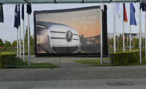 Mercedes-Plakat vor dem Eingang zur IAA München.