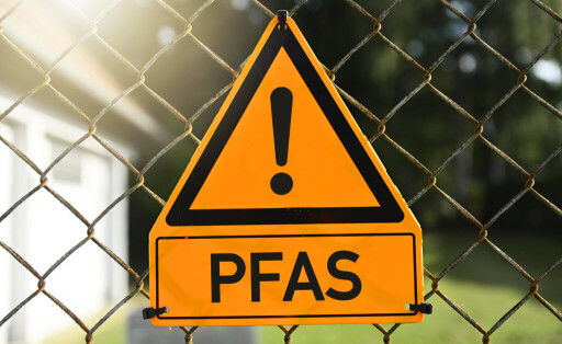 Ein gelbes Warnschild. Drunter steht PFAS