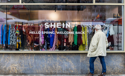 Ein Schaufenster von Shein, in das ein Mann hineinschaut.