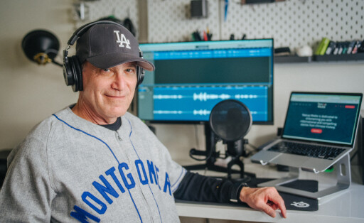 Der Podcaster Laszlo Montgomery in seinem Homeoffice