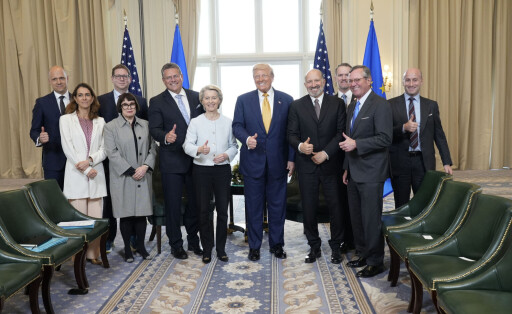 Die Verhandlungsdelegationen der EU-Kommission und der US-Regierung nach dem Abschluss des Handelsdeals in Schottland.