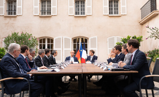 Kanzler Friedrich Merz und Präsident Emmanuel Macron trafen sich erst mit ihren Beratern, bevor sie sich zu einem Vier-Augen-Gespräch zurückzogen.