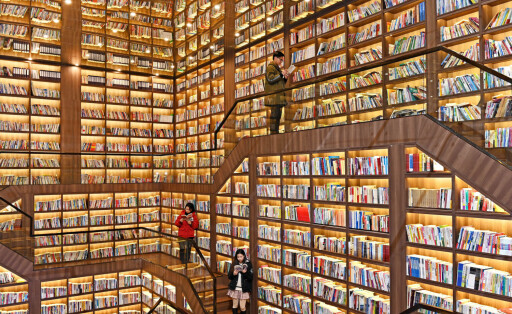 Idealer Hintergrund für den nächsten Zoom-Call - der Buchladen Songpo in Shaoyang in der Provinz Hunan begeistert mit ausgefallenem Design.