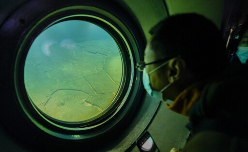 40 Meter unter dem Fluss. Ein Besucher schaut aus einem Fenster des Baiheliang-Museums. Das Museum ist Chinas erstes Unterwassermuseum und liegt im Oberlauf des Jangtse-Flusses vor der Küste der Stadt Fuling. Im Flussbett sind Inschriften und 30.000 Schriftzeichen chinesischer Gedichte eingraviert. Vor dem Bau des Drei-Schluchten-Staudamms war der Felsrücken im Sommer und Herbst überflutet. Alle 3 bis 5 Jahre im Winter, wenn der Wasserstand des Jangtse sank, wurden der Grat und seine Schnitzereien freigelegt.