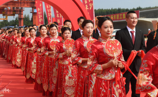 (211025) -- NANNING, Oct. 25, 2021 -- Couples enter the venue of a group wedding at an express railway construction site