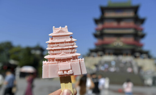 (211005) -- NANCHANG, Oct. 5, 2021 -- Photo taken on Oct. 5, 2021 shows an ice cream in the shape of the Tengwang Pavili