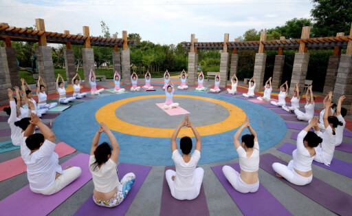 Chinesische Yoginis bei Atemübungen in einem Park von Handan, Provinz Hebei