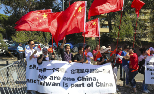 Chinese League demonstration in front of the US Embassy in Lisbon Lisbon, 08/22/2022 - Demonstration of the Chinese League in Portugal in front of the US Embassy in Lisbon. To recognize China s y in one cne country. PAULO SPRANGER/Global Images PUBLICATIONxINxGERxSUIxAUTxONLY PauloxSpranger