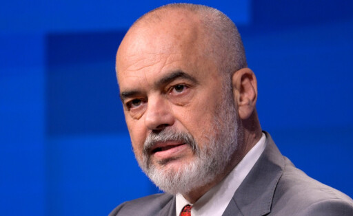 Edi Rama ist seit September 2013 Ministerpräsident von Albanien. Im September 2021 wurde er zuletzt mit absoluter Mehrheit im Parlament bestätigt.