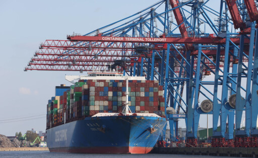 Hamburg Containerschiff CSCL Star der Reederei Cosco Shipping liegt am Kai vom HHLA Container Terminal Tollerort im Ell
