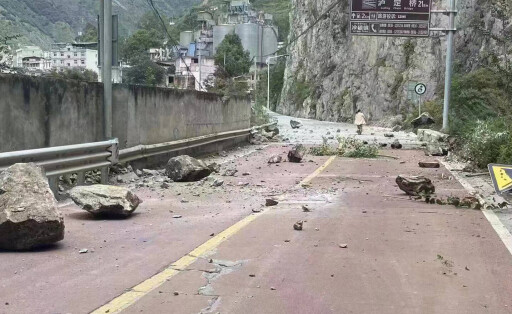 China, Erdbeben im Südwesten des Landes (220905) -- LUDING, Sept. 5, 2022 () -- Fallen rocks are seen on a road near Len
