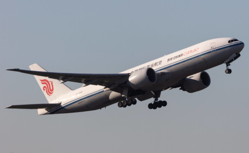 Die Boeing 777-FFT B77L der Fluglinie Air China Cargo / CAO mit der Registrierung B-2098 MSN: 44681 startet vom Flughafen Frankfurt Airport EDDF/FRA. Frankfurt am Main Hessen Deutschland *** The Boeing 777 FFT B77L of the airline Air China Cargo CAO with the registration B 2098 MSN 44681 takes off from Frankfurt Airport EDDF FRA Frankfurt am Main Hessen Germany