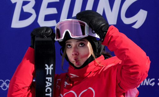 Eileen Gu zieht eine Grimasse während des Slopestyle Wettkampfes in Peking. Erst im letzten Versuch holte sie Silber.