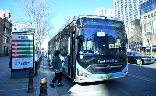 ZHANGJIAKOU, CHINA - DECEMBER 06: A citizen prepares to get on a hydrogen-powered bus on December 6, 2021 in Zhangjiakou, Hebei Province of China. Zhangjiakou in China s Hebei province will deploy over 600 hydrogen-powered vehicles in the city s competition zone for the Beijing 2022 Winter Olympics. PUBLICATIONxINxGERxSUIxAUTxHUNxONLY Copyright: xVCGx CFP111360610218