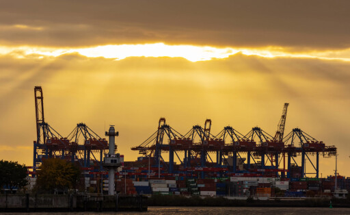 Wolkenlücken über dem Hafen 22.10.2022, DEU, Deutschland, Hamburg: Die Sonne strahlt durch eine Lücke zwischen dunklen Wolken auf Containerbrücken im Hamburger Hafen. Der geplante Verkauf von Teilen des Hamburger Hafens an den chinesischen Staatskonzern Cosco sorgt für Diskussionen auf Bundesebene. Hamburg Hamburg Deutschland *** Gaps in clouds over the port 22 10 2022, DEU, Germany, Hamburg The sun shines through a gap between dark clouds on container gantry cranes in the Port of Hamburg The planned sale of parts of the Port of Hamburg to the Chinese state-owned company Cosco is causing discussions at the federal level Hamburg Hamburg Germany