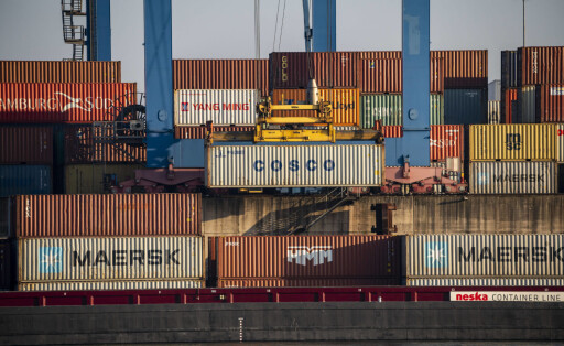Container Umschlag Zentrum, Gateway-West-Terminal, Logport 2, Frachtschiff, in Duisburg am Rhein, NRW, Deutschland, Container Terminal *** Container handling center, Gateway West Terminal, Logport 2, cargo ship, in Duisburg on the Rhine, NRW, Germany, Container Terminal