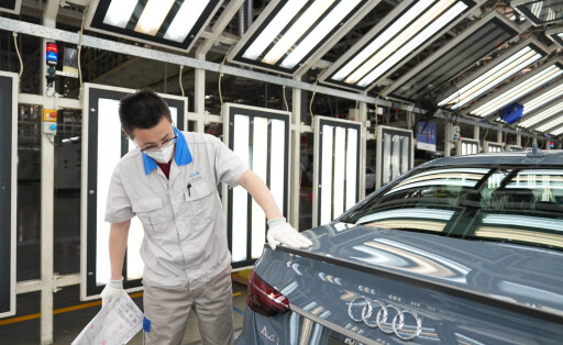 220529 -- CHANGCHUN, May 29, 2022 -- A worker checks a vehicle at the assembly line of FAW-Volkswagen in Changchun, northeast China s Jilin Province, May 16, 2022. Xinhua Headlines: China s auto industry tackles challenges to safeguard global industrial chain amid pandemic ZhangxJian PUBLICATIONxNOTxINxCHN