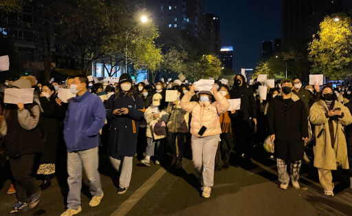CHINA, BEIJING - NOVEMBER 27, 2022: People take part in a protest against COVID-19 restrictions. China is witnessing another series of local COVID-19 outbreaks that have caused the authorities to implement a zero-COVID policy, including partial lockdowns and mass testing. Stringer/TASS PUBLICATIONxINxGERxAUTxONLY 56116649