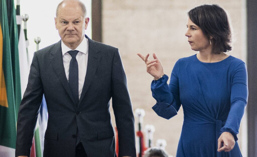 R-L Annalena Baerbock Buendnis 90/Die Gruenen, Bundesaussenministerin, und Olaf Scholz SPD, Bundeskanzler, aufgenommen im Rahmen des Petersberger Klimadialoges im Auswaertigen Amt in Berlin, 18.07.2022. Der Petersberger Klimadialog dient als Vorbereitung der UN-Klimakonferenz, die 2022 in Scharm asch-Schaich in Aegypten stattfinden wird. Berlin Germany *** R L Annalena Baerbock Buendnis 90 Die Gruenen , German Foreign Minister, and Olaf Scholz SPD , German Chancellor, photographed during the Petersberg Climate Dialogue at the German Foreign Office in Berlin, 18 07 2022 The Petersberg Climate Dialogue serves as preparation for the UN Climate Conference, which will take place in 2022 in Sharm asch Schaich in Egypt Berlin Germany Copyright: xFlorianxGaertnerx
