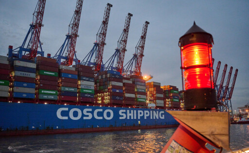 Hamburg Wirtschaft Container Terminal Tollerort Der Container Terminal Tollerort CTT im Hamburger Hafen. Nach Willen der Hamburger Stadtregierung und Bundeskanzler Olaf Scholz SPD, ehem. Hamburger Buergermeister sollen 24,9 Prozent des Tochterunternehmens der Hamburger Hafen und Logistik Aktiengesellschaft HHLA an die chinesische Staatsreederei Cosco verkauft werden. Im Bild: Das Containerschiff CSCL PACIFIC OCEAN der Reederei Cosco am Terminal Tollerort. 28.10.2022, Hamburg *** Hamburg Economy Container Terminal Tollerort The Container Terminal Tollerort CTT in the Port of Hamburg According to the will of the Hamburg city government and Chancellor Olaf Scholz SPD, former Mayor of Hamburg, 24.9 percent of the subsidiary of Hambur