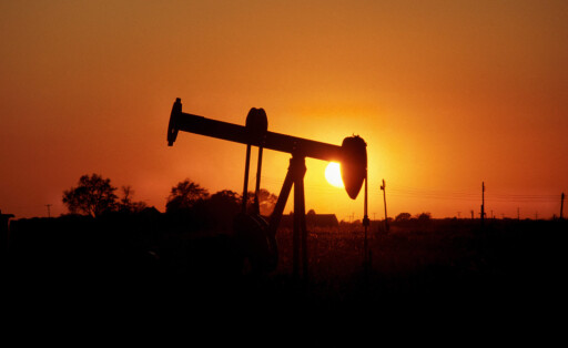 Die Silhouette einer Ölpumpe vor Sonnenuntergang, Ölembargo, steigende Energiekosten, Ölförderung, Fracking, Öl-Embargo,