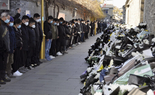 Mourning for China s ex-leader Jiang Zemin People observe a moment of silence in front of the former residence of former Chinese President Jiang Zemin in Yangzhou in China s eastern Jiangsu Province on Dec. 6, 2022. His memorial service was held in Beijing the same day. PUBLICATIONxINxGERxSUIxAUTxHUNxONLY A14AA0001371354P
