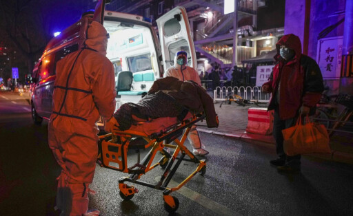 Scene in Beijing A patient is transported by ambulance to a fever outpatient section of a hospital in central Beijing on Dec. 9, 2022, as China braces for a possible surge in COVID-19 cases following the recent easing of restrictions. PUBLICATIONxINxGERxSUIxAUTxHUNxONLY A14AA0001373630P