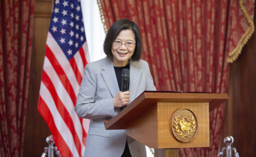 HANDOUT - 08.04.2023, Taiwan, Taipeh: Auf diesem vom taiwanesischen Präsidialamt veröffentlichten Foto spricht Tsai Ing-wen, Präsidentin von Taiwan, bei einem Mittagessen während des Besuchs einer Kongressdelegation. China beginnt eine dreitägige Militärübung rund um die Insel Taiwan. Das gab die Volksbefreiungsarmee am Samstag bekannt. Die Militärübungen werden demnach «planmäßig» nördlich, südlich und östlich der Insel Taiwan abgehalten, hieß es in einer Mitteilung der Armee. Foto: Uncredited/Taiwan Presidential Office/AP/dpa - ACHTUNG: Nur zur redaktionellen Verwendung im Zusammenhang mit der aktuellen Berichterstattung und nur mit vollständiger Nennung des vorstehenden Credits +++ dpa-Bildfunk +++