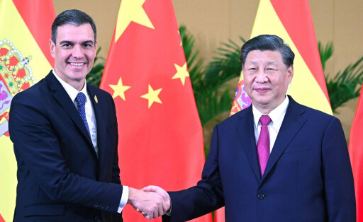 Xi Jinping meets with Spanish Prime Minister Pedro Sanchez in Bali, Indonesia, Nov. 15, 2022. ) INDONESIA-BALI-CHINA-XI JINPING-SPAIN-PEDRO SANCHEZ-MEETING ZhangxLing PUBLICATIONxNOTxINxCHN