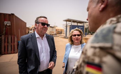 12.04.2023, Niger, Niamey: Boris Pistorius (SPD), Verteidigungsminister und Svenja Schulze (SPD), Bundesministerin für wirtschaftliche Zusammenarbeit und Entwicklung, besuchen zusammen mit Thomas Emig, Kommandeur am Bundeswehr Lufttransportstützpunkt "Camp Vie Allemand" in Niamey. Foto: Michael Kappeler/dpa +++ dpa-Bildfunk +++